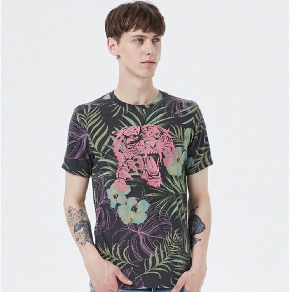 GUESS JUNGLE TIGER PRINT CREW TEE sz M